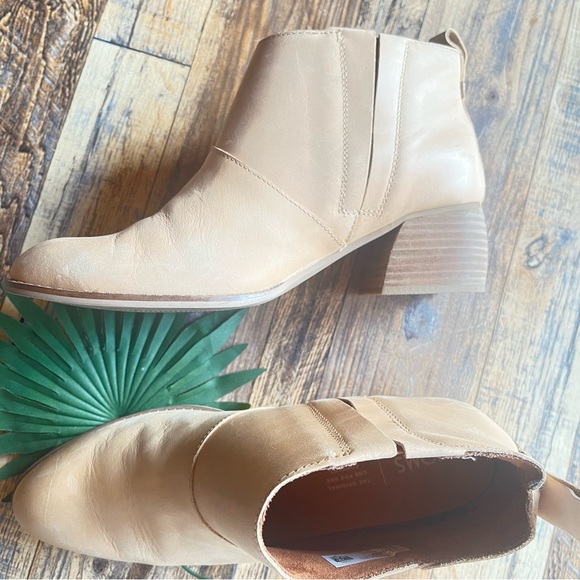 TOMS TAN BOOTIES SIZE 8 FAUX LEATHER  SLIP ON - Picture 2 of 13